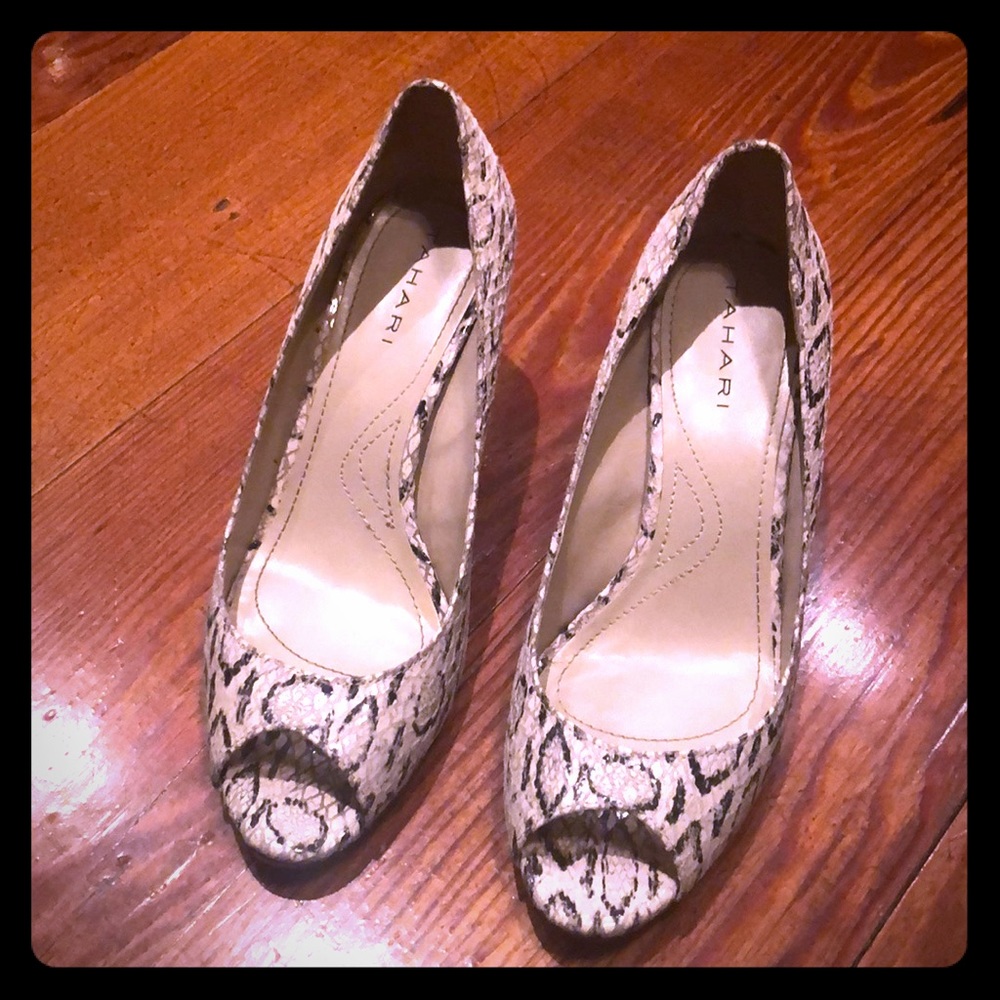 Tahari cream and black snakeskin pumps